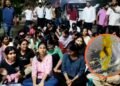 ऐसा खाना कैसे खाएं? रात 10 बजे सड़क पर बैठीं लखनऊ यूनिवर्सिटी की छात्राएं, खाने को लेकर फूटा गुस्सा