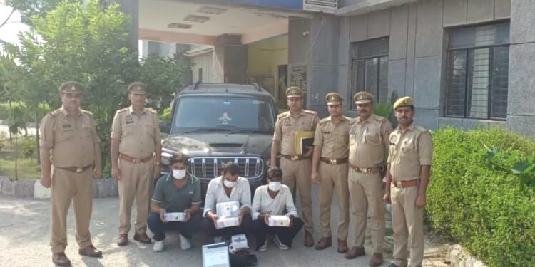 ऊपर-नीचे असली नोट, बीच में नकली करेंसी की गड्डियां, ग्रेटर नोएडा में 3 गिरफ्तार