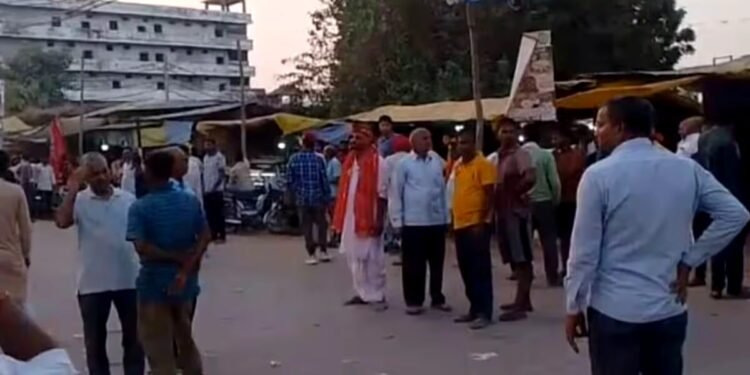 भदोही में दशहरे पर बड़ा हादसा, दुर्गा विसर्जन जुलूस में पटाखों का धमाका, 6 से अधिक लोग झुलसे, 2 की हालत गंभीर
